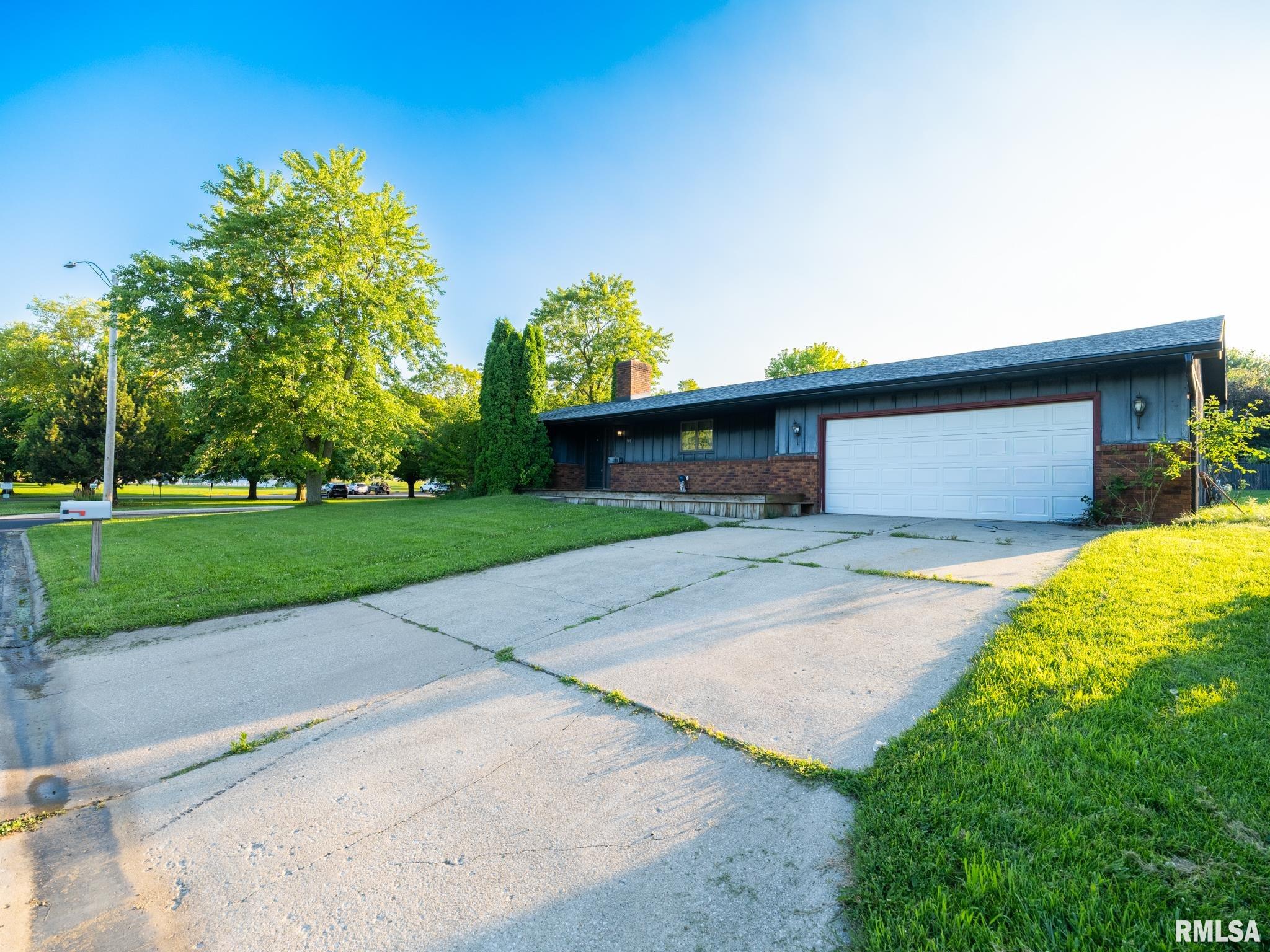 901 THEODORE Street Roanoke IL