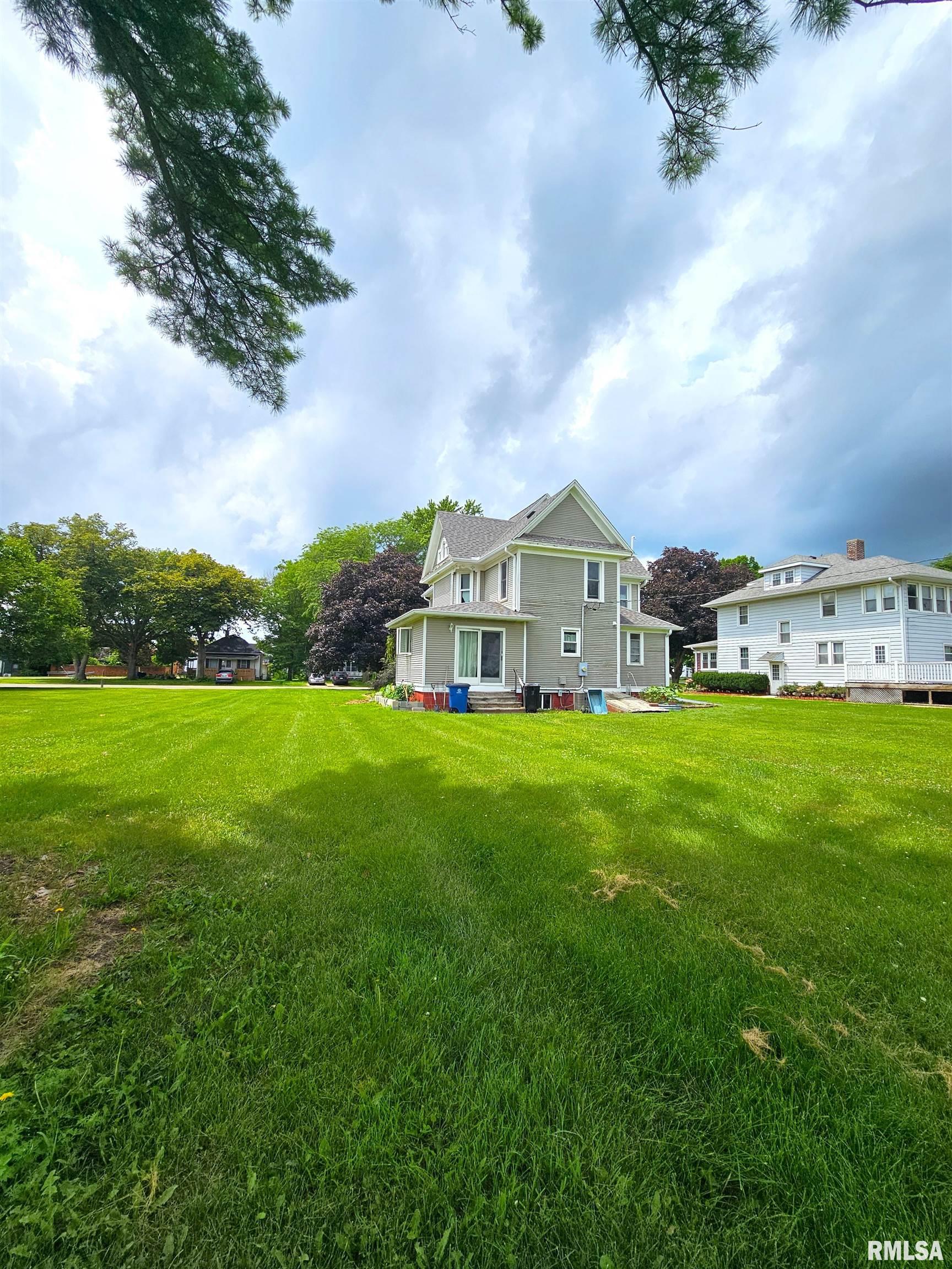 105 N GALENA Avenue Wyoming IL